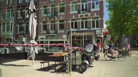 Terrasse-Mit-Weißen-Roten-Plastikbändern-Während-Covid-19-In-Amsterdam-Geschlossen