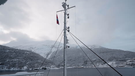 Imágenes-En-Primera-Persona-De-Un-Ferry-En-El-Fiordo-De-Geiranger-En-Noruega-Durante-El-Invierno,-Que-Capturan-El-Fiordo,-Las-Montañas-Cubiertas-De-Nieve-Y-Un-Cielo-Brillante