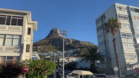 Lions-Head-Mountain-Von-Den-Straßen-Von-Kapstadt,-Südafrika,-Aus-Gesehen,-POV,