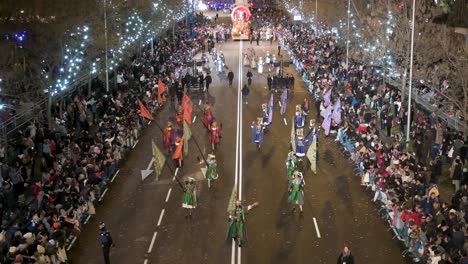 Los-Participantes-En-El-Festival-De-Los-Reyes-Magos,-También-Conocido-Como-El-Desfile-De-Los-Reyes-Magos,-Se-Unen-A-Las-Familias-Y-A-Los-Espectadores.