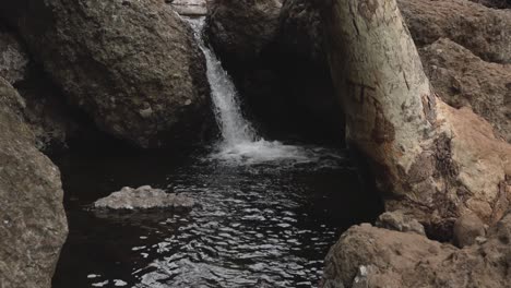 Imágenes-Fijas-De-Una-Pequeña-Cascada-En-Un-Río