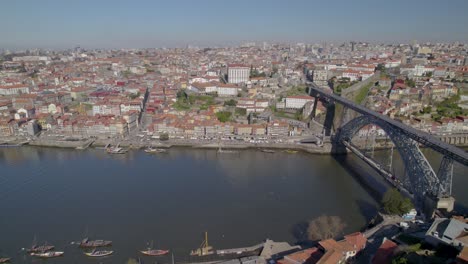 Luftabstieg-über-Den-Dächern-Von-Gaia-Mit-Einem-Atemberaubenden-Panorama-Der-Altstadt-Von-Porto-Und-Der-Berühmten-Ponte-Dom-Luís-I