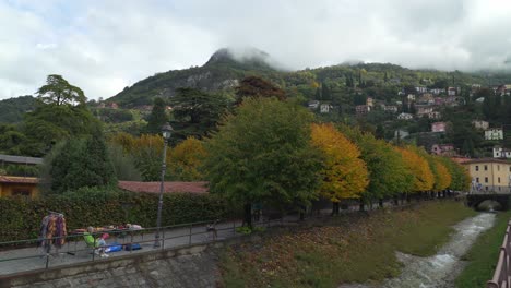 Die-Herbstsaison-Malt-Baumblätter-Mit-Goldener-Farbe-In-Der-Stadt-Varenna-Am-Comer-See