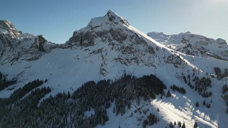 Fronalpstock-Glarus-Suiza-Día-Soleado-Y-Frío-Cielo-Azul-En-Los-Alpes-Vuelo-Lateral