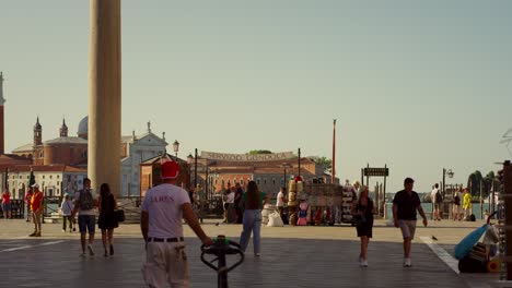 Gente-Ocupada-Caminando-En-La-Plaza-San-Marco-En-Venecia-En-Una-Mañana-Soleada,-Frente-A-Un-Cartel-Que-Decía-&quot;servicio-De-Góndola