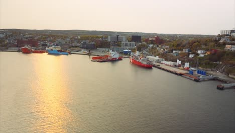 Küstenwache-Und-Andere-Schiffe-Im-Hafen-Bei-Sonnenuntergang