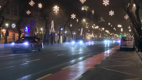 Tráfico-En-La-Avenida-Andrassy-Por-La-Noche-Con-Decoraciones-De-Luces-Navideñas-En-Budapest,-Hungría