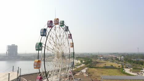 Rajkot-Atal-See-Drohnenansicht-Drohnenkamera-Bewegt-Sich-In-Richtung-Der-Seite,-Wo-Ein-Großes-Riesenrad-Sichtbar-Ist-Und-Eine-Große-Fußgängerzone-Ist-Auch-Sichtbar-Dahinter