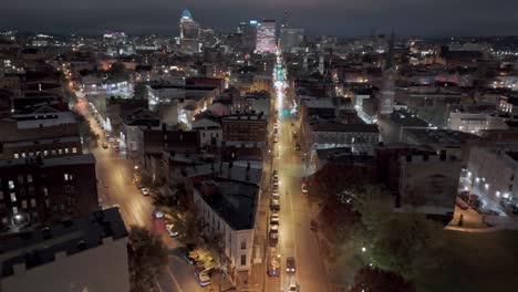 La-Ciudad-De-Cincinnati-De-Estados-Unidos-Por-La-Noche-Ilumina-La-Intersección-Urbana-Con-Autos-Que-Pasan