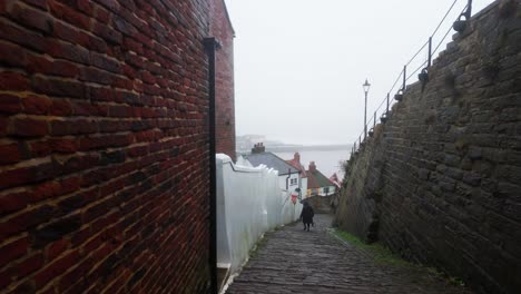 Menschen-Spazieren-Durch-Die-Ruhigen-Straßen-Von-Whitby,-Einem-Verschlafenen-Fischerdorf-An-Der-Küste-Von-Yorkshire-In-England