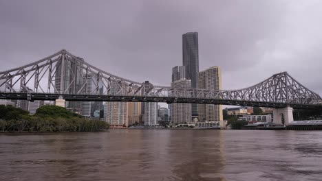 Weite-Aufnahme-Der-Story-Bridge-Und-Der-Stadt-Brisbane-Vom-New-Farm-River-Walk-Aus-Gesehen