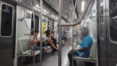 La-Gente-Viaja-Dentro-De-Un-Tren-Subterráneo-Plateado-Metálico-Transporte-Terrestre-En-La-Ciudad-De-Buenos-Aires,-Argentina