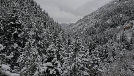 FPV-Drohnenüberflug-Einer-Wunderschönen-Winterlichen-Berglandschaft
