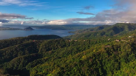Wunderschöne-Idyllische-Berge-Der-Philippinen-Und-Der-Ruhige-Taal-See-Im-Süden-Manilas