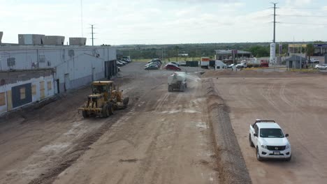 Trabajadores-Que-Utilizan-Maquinaria-Pesada-Para-Nivelar-El-Terreno-Para-La-Construcción-De-Estacionamientos