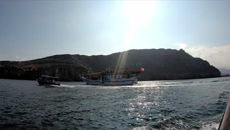 Boote-Bewegen-Sich-Durch-Das-Meer,-Fjorde-In-Der-Nähe-Von-Khasab,-Musandam,-Oman-Fjorde