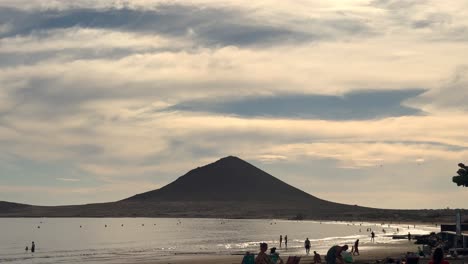 Menschen-Entspannen-Am-Strand-Mirador-De-Montaña-Roja-Hügel-Meer-Teneriffa