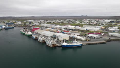 Grindavik,-Island-Stadt-Und-Fischerboote-Im-Jahr-2022-Mit-Drohnenvideo-Weitwinkelaufnahme-In-Bewegung