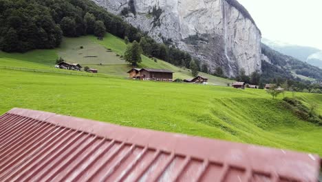 Paisaje-Urbano-De-Lauterbrunnen-Y-Vista-Aérea-De-Drones-En-Cascada-Sobre-Las-Montañas-Suizas-En-Los-Alpes