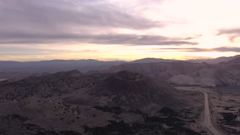 Drohnenflug-Bei-Sonnenuntergang-Um-Den-Vulkan-Santa-Clara-In-Utah,-USA