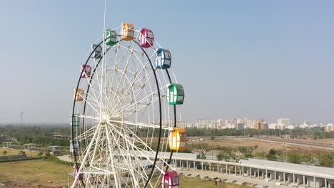 Die-Drohnen-Sichtkamera-Des-Rajkot-Atal-Sees-Bewegt-Sich-Zur-Seite,-Wo-Große-Arbeiten-Am-Riesenrad-Stattfinden,-An-Der-Neuen-Rennstrecke-Von-Rajkot,-Atal-Sarovar