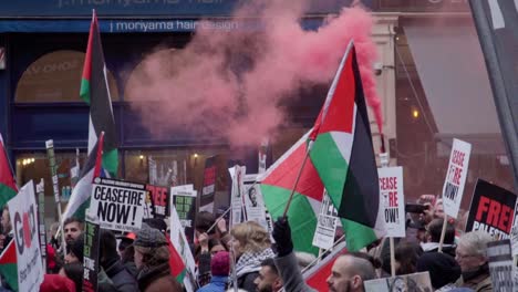 Bomba-De-Humo-Roja-En-Protesta-Pro-palestina-En-Londres