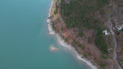 Klöntalersee-Schweiz-Glarus-Antenne-über-Dem-Rand-Des-Strandes-Am-Berühmten-See