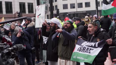 Grupo-De-Hombres-Gritando-Y-Cantando-Frente-Al-Micrófono-En-Una-Protesta-A-Favor-De-Palestina