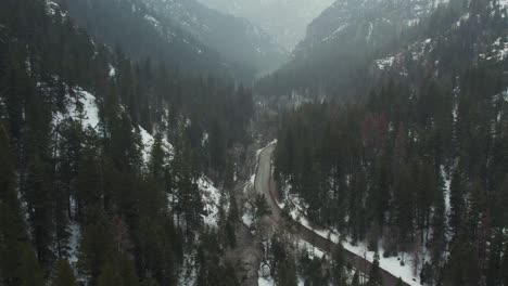 Carretera-Que-Se-Curva-A-Través-Del-Cañón-En-Invierno---American-Fork-Canyon-En-Utah,-Estados-Unidos---Disparo-De-Un-Dron