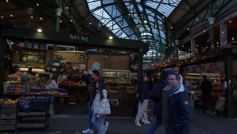 Puestos-De-Frutas-Y-Verduras-En-El-Mercado-De-Borough-Con-Compradores-En-Southwark,-Londres,-Inglaterra,-Reino-Unido.