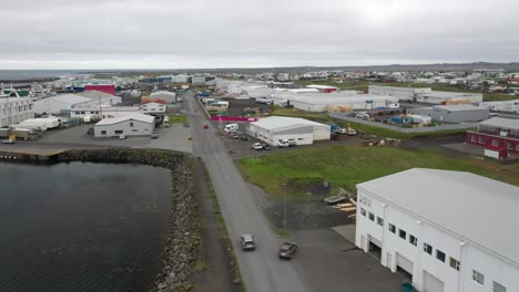 Grindavik,-Island-Stadt-Und-Autos-Im-Jahr-2022-Mit-Drohnenvideo-Im-Aufwind