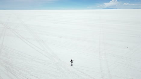 órbitas-Aéreas-Persona-Solitaria-En-La-Inmensidad-Del-Salar-De-Uyuni,-Bolivia