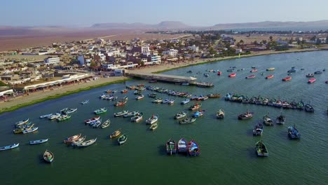 Barcos-Pesqueros-Anclados-En-El-Puerto-De-Paracas-A-Lo-Largo-De-La-Playa-De-El-Chaco-En-Perú.