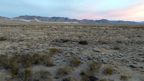 Paisaje-Del-Desierto-De-Arizona-Con-Montañas-En-La-Distancia-Y-Video-De-Drones-Moviéndose-Hacia-Abajo-Y-Hacia-Adelante