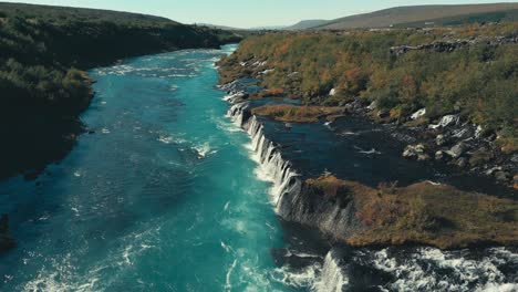 Unglaublich-Wunderschöne-Drohnenluftaufnahmen-Von-Grünen-Pools-Und-Wasserfällen-Vor-Der-Flusslandschaft