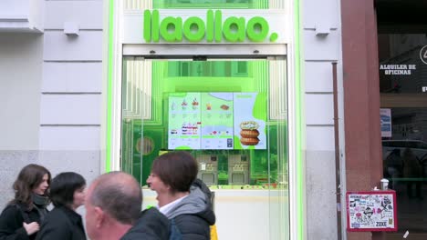 Los-Peatones-Pasan-Por-La-Tienda-Llaollao-De-La-Marca-Española-De-Franquicia-De-Yogur-Helado-En-España