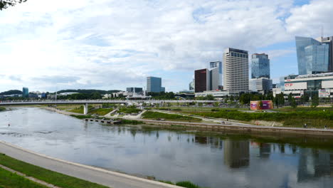 Vilnius-Moderna-Ciudad-Lituana-Con-Torre-Europa-Y-Rascacielos-Reflejados-En-El-Río-Neris