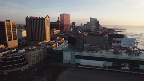 Drone-Volando-Hacia-El-Casino-Ballys-En-Atlantic-City-Al-Amanecer