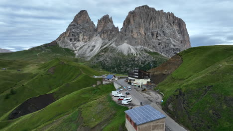 Canazei-Gipfel-Der-Dolomiten-In-Italien,-Luftaufnahme-An-Einem-Launischen-Tag