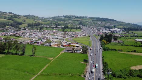 Luftaufnahme-Der-Hauptstraße-Des-Kantons-Tambillo-Mejia,-Provinz-Pichincha,-Ecuador