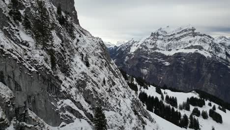 Fronalpstock-Suiza-Glarus-Alpes-Suizos-Vuelo-A-Lo-Largo-Del-Borde-De-La-Montaña