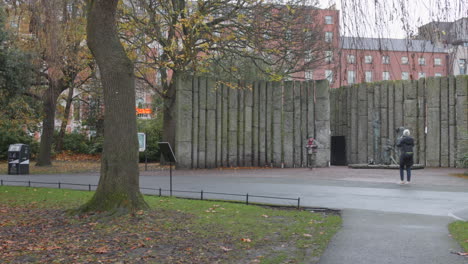 People-Strolling-At-St-Stephen's-Green-Park-During-Cloudy-Day-In-Dublin-City-Centre,-Ireland