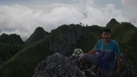 Chico-Filipino-Local-Parado-En-La-Cima-Del-Pico-Osmeña-En-La-Isla-De-Cebú,-Paisaje-Escénico-En-El-Fondo