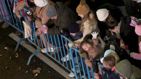 Spanische-Familien-Besuchen-Die-Parade-Der-Heiligen-Drei-Könige,-Auch-Bekannt-Als-Die-Parade-Der-Heiligen-Drei-Könige