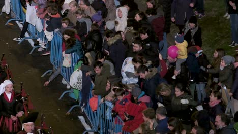 Spanische-Familien-Fangen-Süßigkeiten,-Die-Von-Festwagen-Auf-Die-Heiligen-Drei-Könige-Geworfen-Werden,-Auch-Bekannt-Als-Die-Parade-Der-Heiligen-Drei-Könige