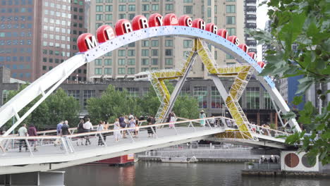 El-Puente-Evan-Walker-Está-Decorado-Con-Un-Cartel-Navideño-En-La-Ciudad-Central-De-Melbourne,-Australia.