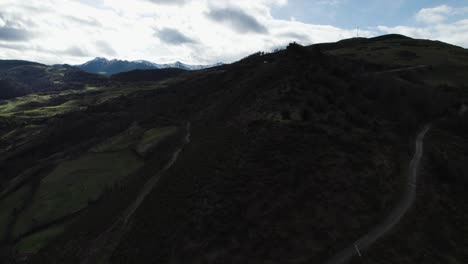 Ascendiendo-La-Montaña-Para-Revelar-Pintorescos-Picos-Nevados-En-La-Distancia