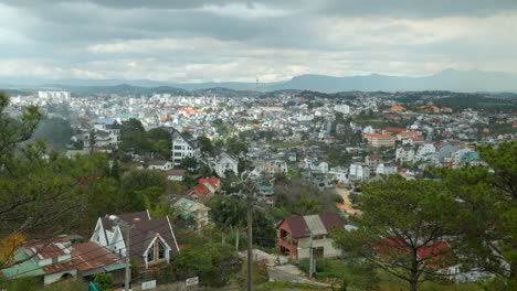 Vista-Panorámica-Del-Paisaje-Urbano-De-La-Ciudad-De-Da-Lat-Desde-La-Cima-De-La-Montaña,-Lam-Dong,-Vietnam