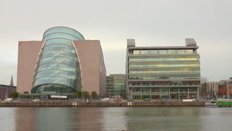 Bewölkter-Tag-Mit-Blick-Auf-Das-Convention-Centre-Dublin-Am-Fluss-Liffey