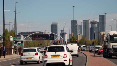 Stadtbild-Von-Castlefield-In-Manchester-Mit-Verkehr-Und-Modernen-Gebäuden,-Sonniger-Tag